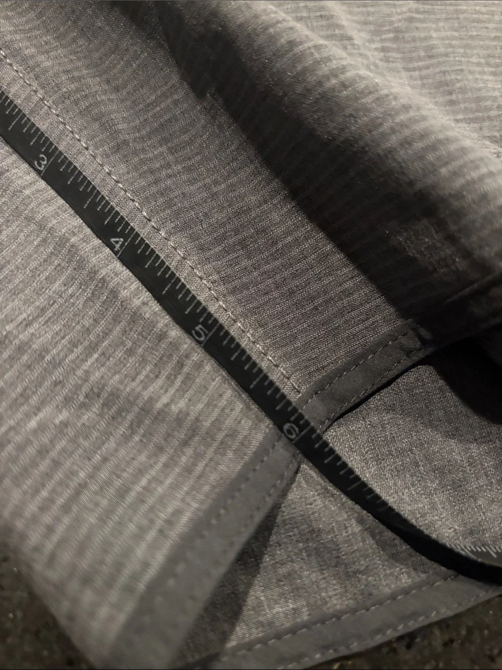 Vuori Men's Gray Drawstring Casual Shorts / trunks